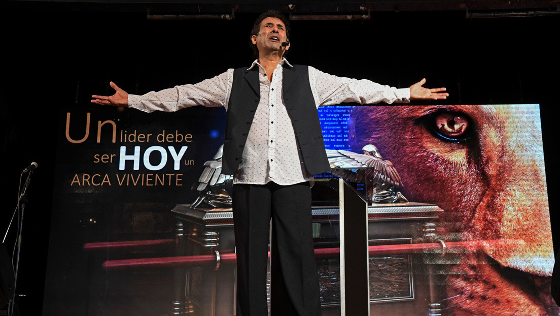 Imputan a un pastor religioso de Argentina por vender alcohol en gel "milagroso" para vencer el coronavirus (VIDEO)