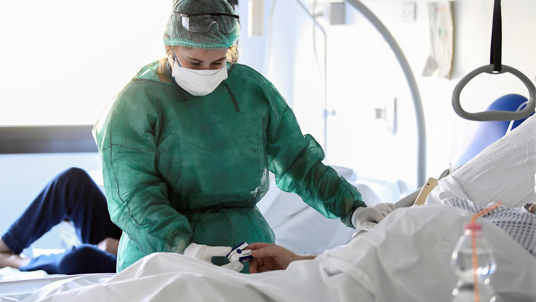 Una mujer de 39 años con covid-19 envía un mensaje desde la UCI a los incrédulos de la pandemia mientras 'lucha' por respirar (VIDEO)