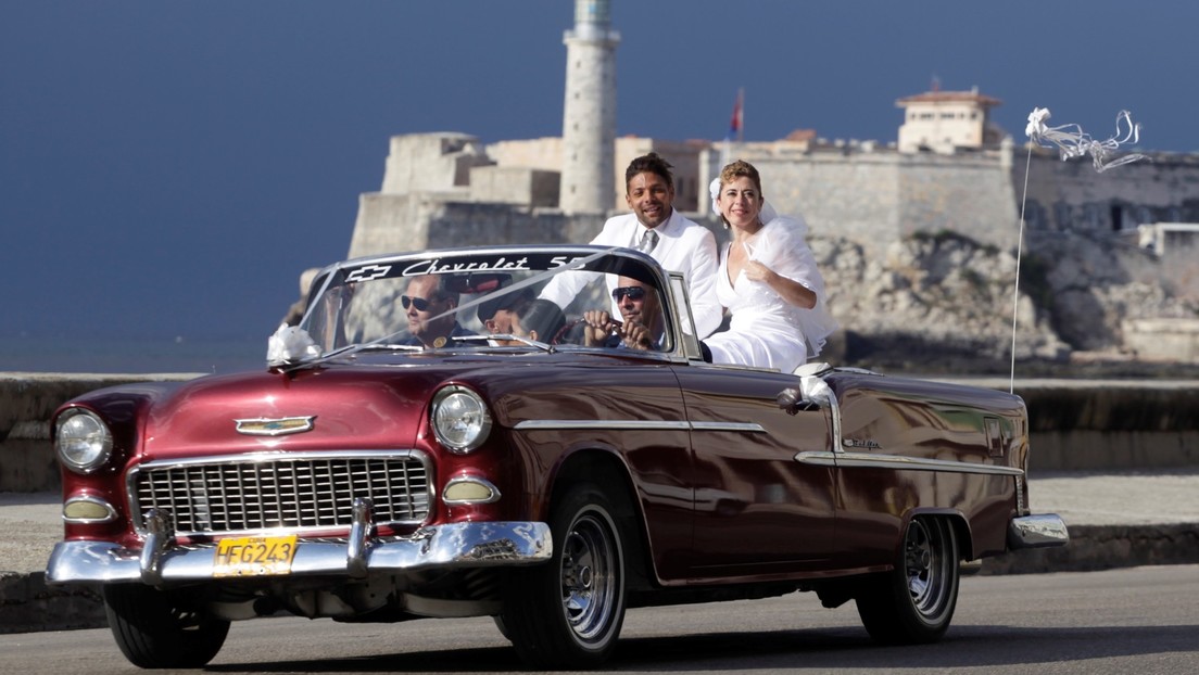 VIDEOS: Recién casados se las arreglan para celebrar su boda en grande y con 'distancia social' en EE.UU.