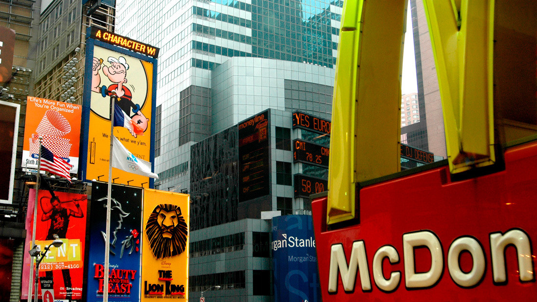 McDonald's divide los arcos de su logotipo en solidaridad con el distanciamiento social contra el coronavirus