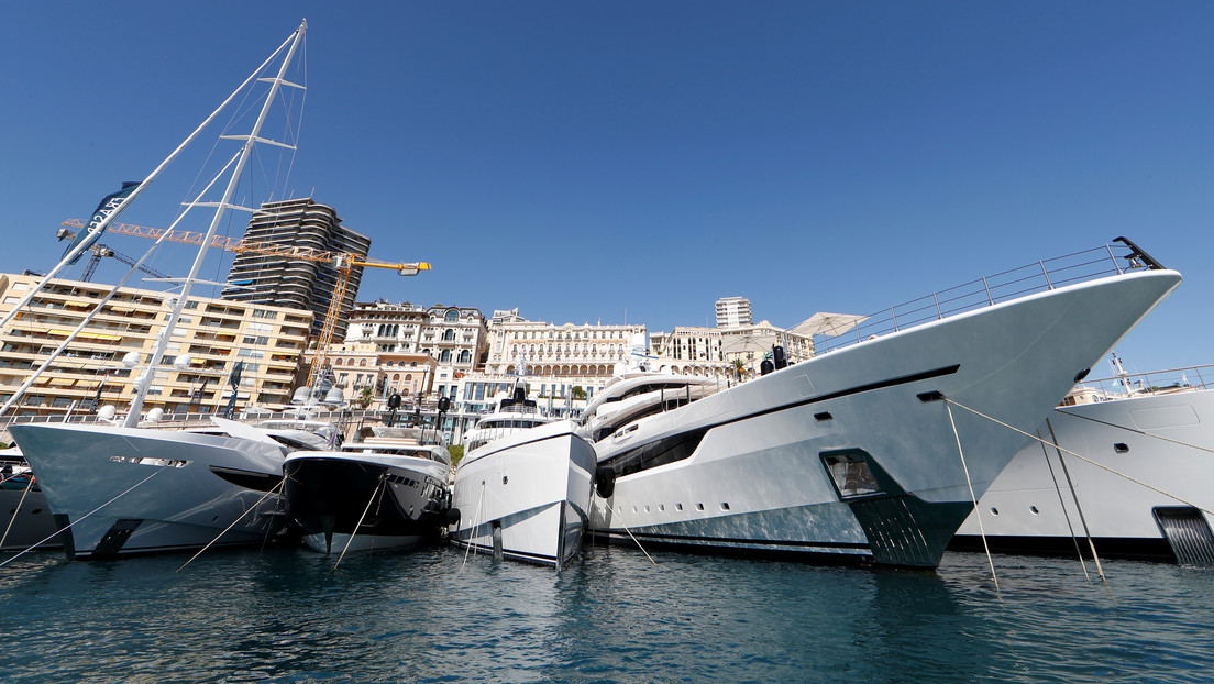 Los multimillonarios buscan refugio contra el coronavirus fletando yates en alta mar