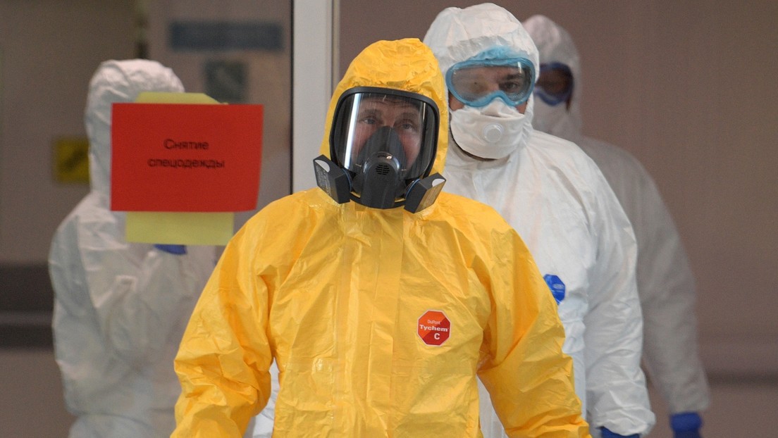 VIDEO: Putin se pone un traje de protección durante su visita a un hospital ruso que recibe a pacientes con síntomas de coronavirus