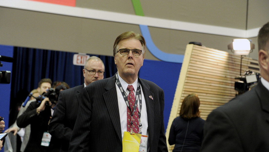 Vicegobernador de Texas: "Estoy dispuesto a arriesgar mi vida a cambio de mantener a EE.UU., y muchos abuelos en este país piensan como yo"