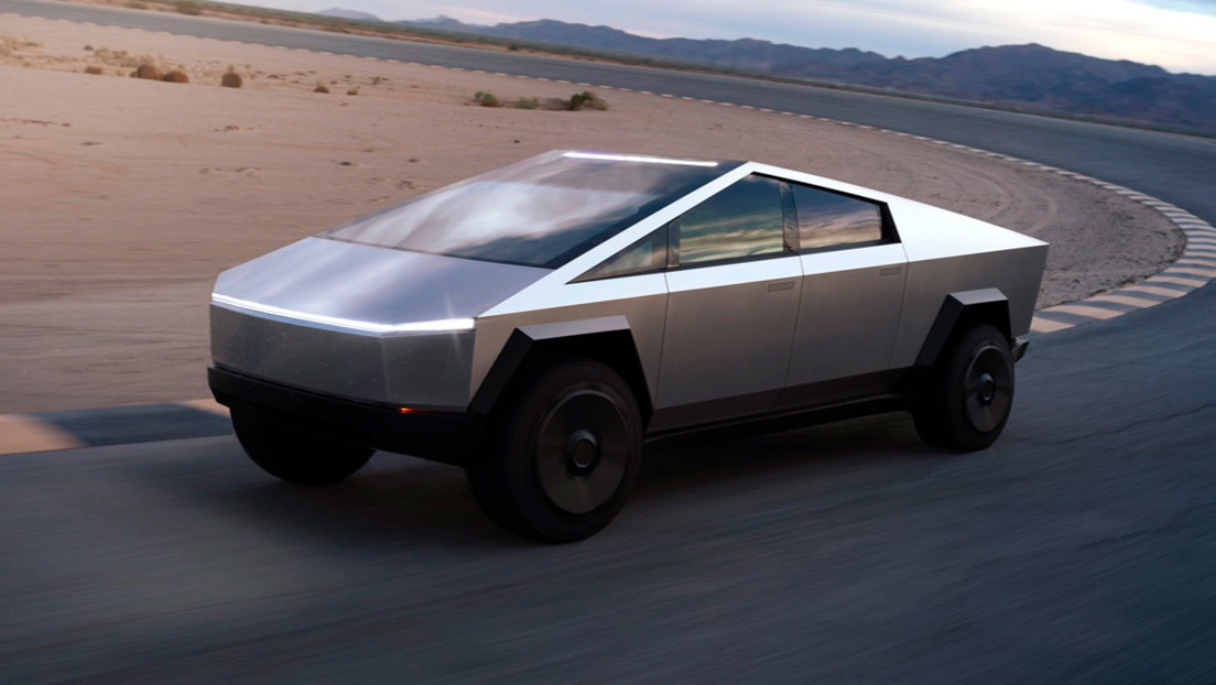 VIDEO: Fabrica su propia Tesla Cybertruck a gasolina y le añade detalles inspirados en Lamborghini