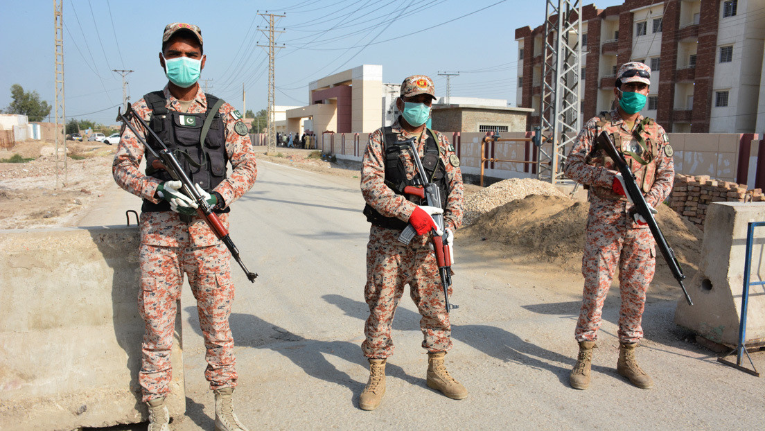 FOTO: Suspenden a seis funcionarios de Pakistán por sacarse una selfi con un paciente en cuarentena por coronavirus