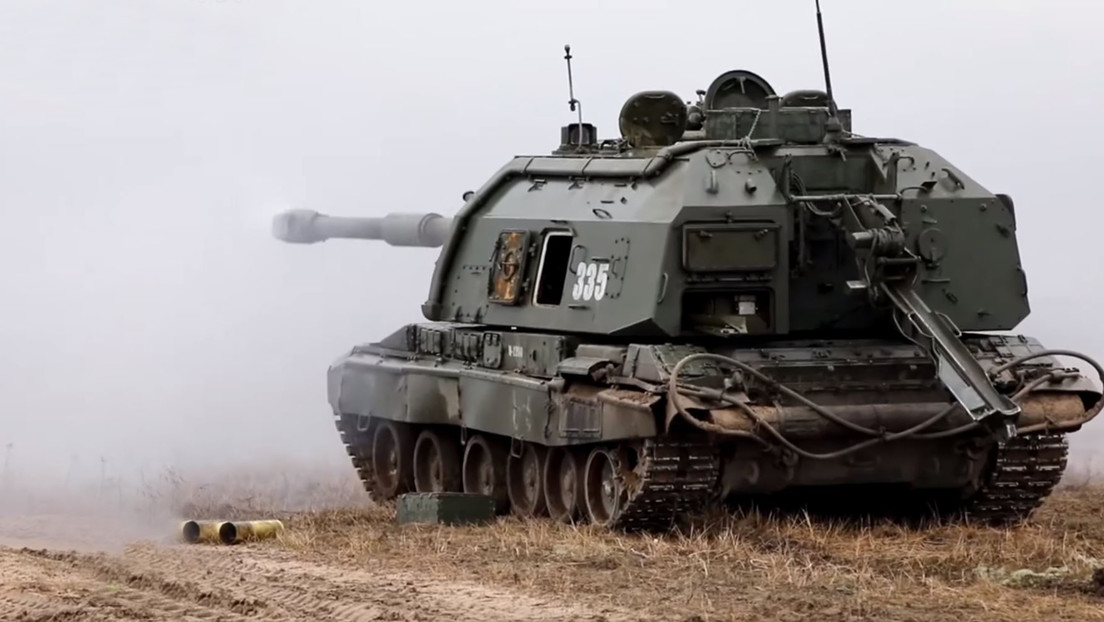 VIDEO: 300 artilleros de obuses autopropulsados del Ejército ruso realizan maniobras guiados por drones de reconocimiento