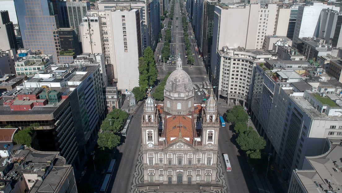 Bolsonaro decreta que las actividades religiosas son "servicios esenciales" y no serán restringidas en medio del brote por coronavirus