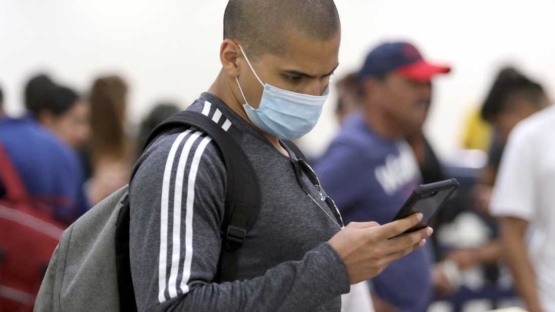 Experto explica por qué es importante limpiar el móvil regularmente mientras dure la pandemia