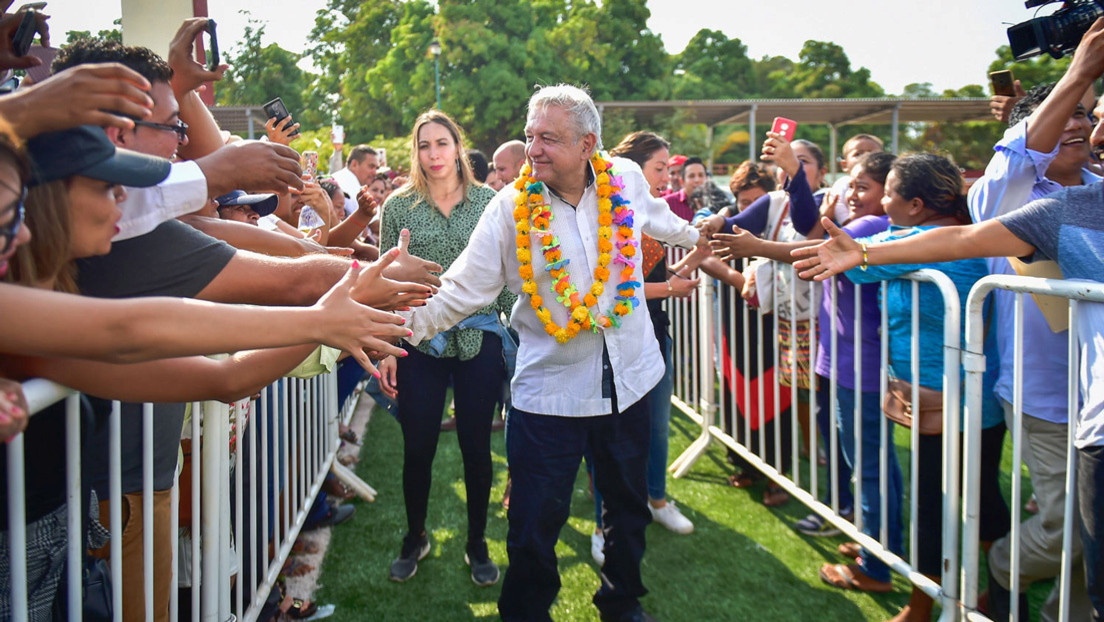 Entre los abrazos de López Obrador y la guerra de noticias falsas: 6 claves para entender la crisis del coronavirus en México