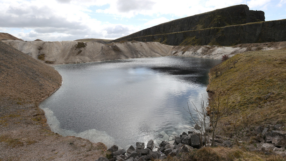 FOTOS: La Policía británica tiñe de negro la Laguna Azul para evitar que se viole el aislamiento social