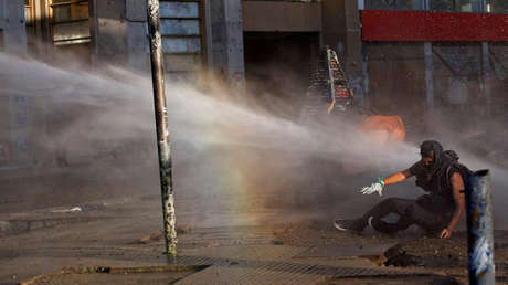 VIDEO: Carabineros dispersan con cañones de agua a manifestantes en Chile
