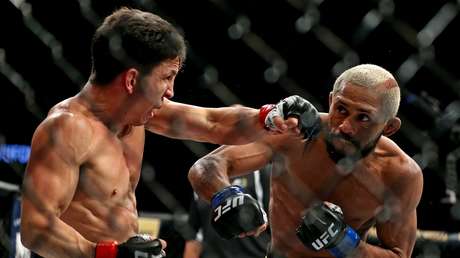 VIDEO: El 'Dios de la Guerra' noquea a Benavidez con un demoledor derechazo lanzado con la precisión de un francotirador, pero no se lleva su cinturón