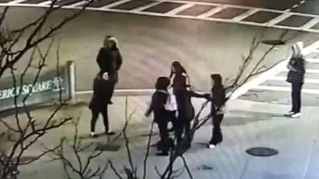 "¡Esto es América, habla inglés!": Golpean, patean y muerden a una madre con su hija por hablar en español en EE.UU. (VIDEO)