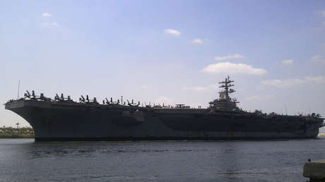 Un grupo de ataque con un portaviones de EE.UU. entra en el Mediterráneo