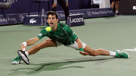 VIDEO: Novak Djokovic alcanza la pelota con una impresionante apertura de piernas y los internautas lo apodan el Hombre Araña