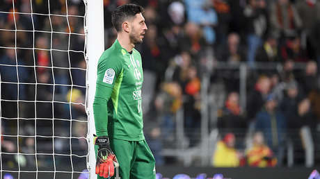 VIDEO: El fallo garrafal de un guardameta al marcar un gol en su propia portería con las manos