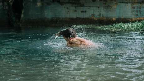 Presos convierten el patio de una cárcel de Ecuador en piscina y se lanzan a nadar (VIDEOS)