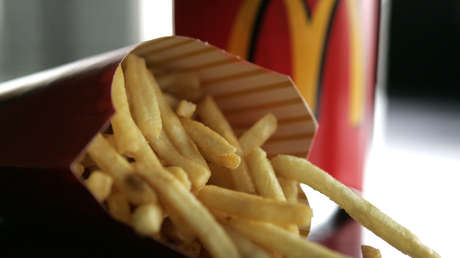 Come papas fritas en un McDonalds y termina en cirugía para extraerle trozos de vidrio del estómago