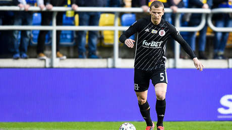 VIDEO: Futbolista se rompe la nariz golpeándose con la rodilla cuando intentaba anotar de chilena