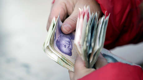 Quema 450 dólares al 'desinfectar' billetes en un microondas por miedo a contraer el covid-19