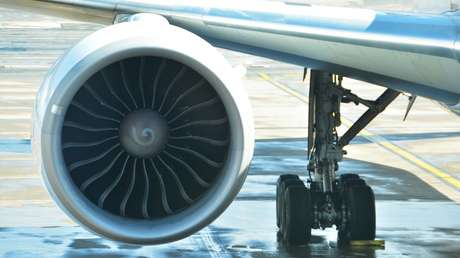 Un avión queda atascado en el asfalto del aeropuerto y no consigue despegar  (FOTO)