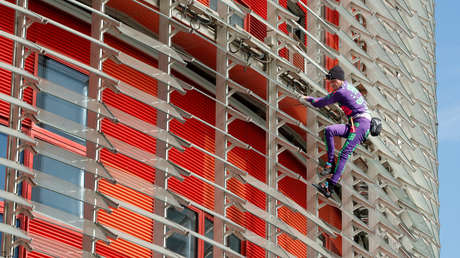 Sin arnés y sin permiso: el 'Spiderman francés' escala un rascacielos de Barcelona contra el miedo desatado por el coronavirus (FOTOS)