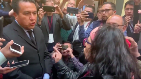 Un reportero pide a López Obrador investigar a una activista por impulsar el Paro de Mujeres del 9M (y ella lo confronta en la misma sala)