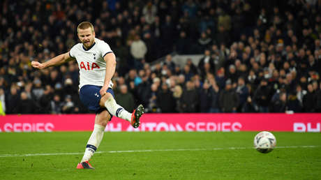 VIDEOS: Un futbolista salta a la tribuna para pelearse con unos aficionados tras la eliminación de su equipo