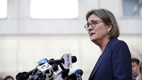 VIDEO: Experta en salud se lame el dedo en una rueda de prensa tras recomendar no tocarse la cara para frenar el coronavirus