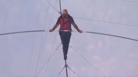 "Algo que nadie hizo jamás": Un acróbata atraviesa sobre un cable el lago de lava de 'La boca del infierno' (VIDEO)