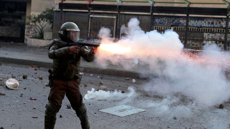 Dictan prisión preventiva a un oficial por disparar una bomba lacrimógena a la cabeza de un hombre en Chile (VIDEO)