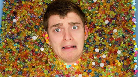 VIDEOS: Un 'youtuber' francés atasca las tuberías de su departamento con bolas de gel