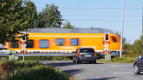 '¡Eso debe doler!': un tren de metro embiste el auto de un conductor imprudente en EE.UU. (VIDEO)