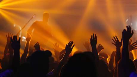 VIDEO: Una cantante rusa cae del escenario y continúa su actuación con una pierna rota