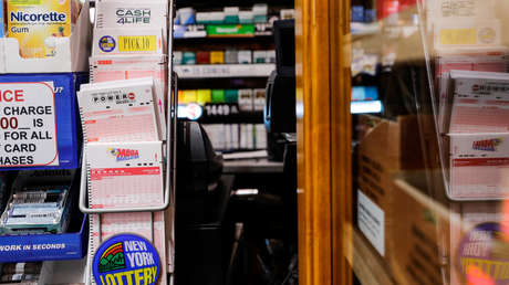 Se compra un bocadillo y con el dinero sobrante gana dos premios a la lotería: uno de 10 dólares y otro de ...500.000