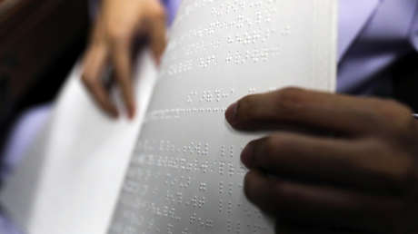 EE.UU. niega la ciudadanía a un ciego porque "no pudo leer una oración en inglés"