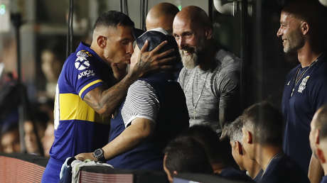 El 'pico' de la suerte: Carlos Tévez y Diego Maradona se besan antes del partido en el que Boca ganó la Superliga (VIDEO)