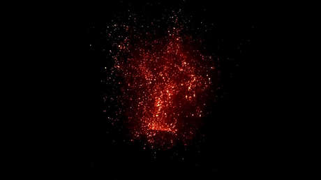 FOTOS, VIDEO: El volcán más grande de Europa ofrece un espectáculo de 'fuegos artificiales'