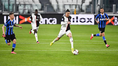 VIDEO: Cristiano Ronaldo 'choca los cinco' con fans imaginarios antes del derbi contra el Inter que se disputó a puertas cerradas