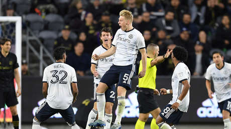 VIDEO: Futbolista marca de tiro libre desde más de 35 metros el que probablemente sea el gol del año