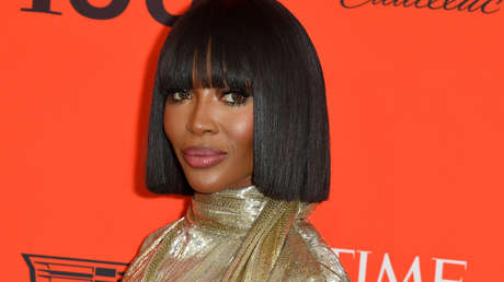 FOTOS: La modelo Naomi Campbell viaja vestida con un traje de protección química, mascarilla y guantes para eludir el coronavirus