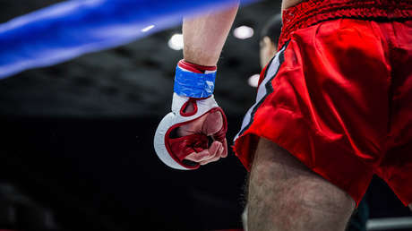 "El coronavirus no existe": un luchador mexicano crea polémica al besar a una mujer del público