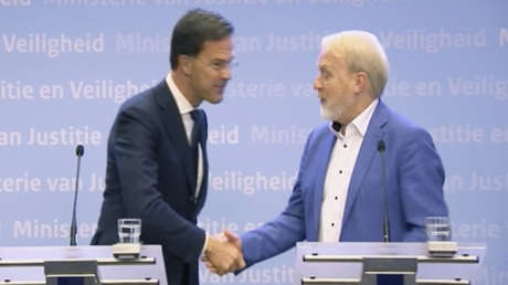 VIDEO: El primer ministro neerlandés prohíbe los apretones de manos para prevenir el coronavirus y es el primero en incumplir