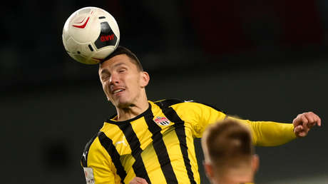 VIDEO: Un futbolista ruso repite el emblemático gol de cabeza de Van Persie en la Copa Mundial y recibe elogios del holandés