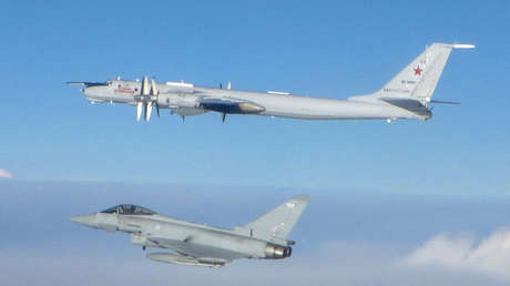 Cazas Typhoon de la Real Fuerza Aérea escoltan a dos aviones Tu-142 rusos cerca de Reino Unido