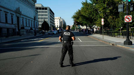 VIDEO: Un policía pierde la consciencia y cae al suelo con solo tocar una peligrosa droga opioide