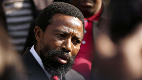 VIDEO: El rey del clan sudafricano al que pertenecía Nelson Mandela ataca con un hacha y un machete a sus familiares y acaba detenido