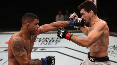 VIDEO: Luchador de la UFC manda a su rival a la lona con un potente izquierdazo y hace una pausa épica antes de terminarlo a 'martillazos'