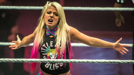 VIDEO: Un error de cámara muestra qué hacen las luchadoras de WWE durante las pausas para comerciales