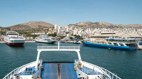 FOTOS: El lujoso yate de un príncipe saudita se vuelca en un astillero de Grecia